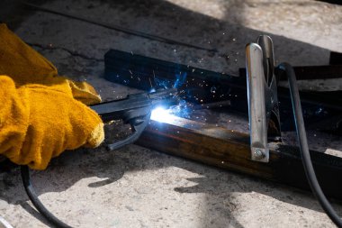 Kapalı bir evde kaynakçılık işi..