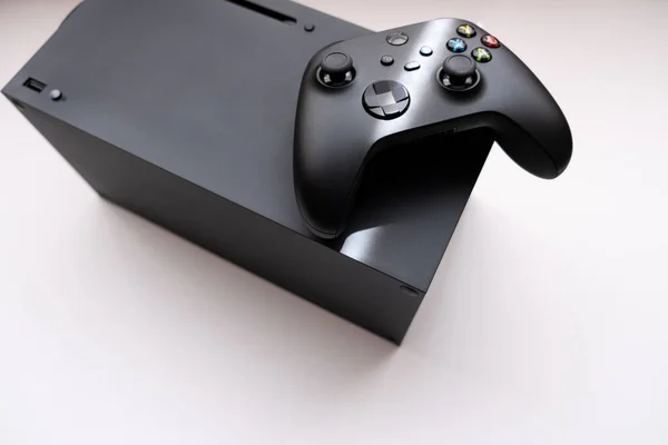 Yeni Xbox serisi X konsolunda oynamak için Joystick denetleyici. Kiev, Ukrayna - 21 Nisan 2021