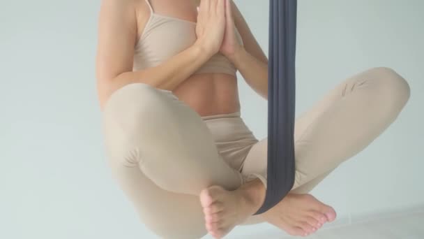 Junge Frau macht in einem Yoga-Kurs Übungen auf einer Hängematte. — Stockvideo
