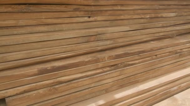 Montones de tablones de madera en un aserradero, encofrado. Almacén para aserrar tablas en un aserradero al aire libre. Textura del tablón. — Vídeos de Stock