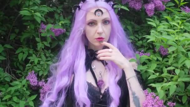 薄紫色の花と森の中で紫色の髪のニンフ. — ストック動画