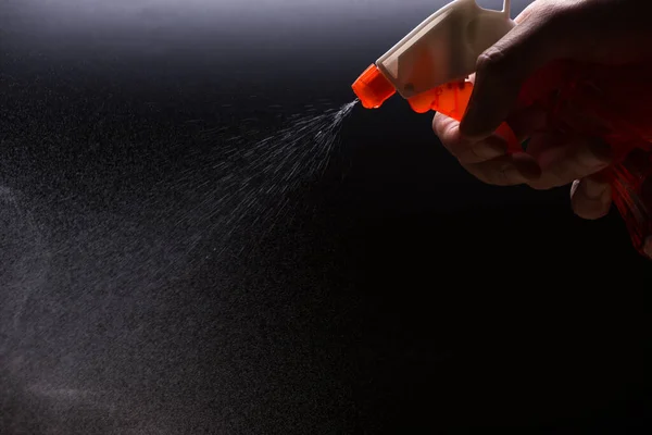 Spray egy vízsugár közelkép egy fekete háttér — Stock Fotó