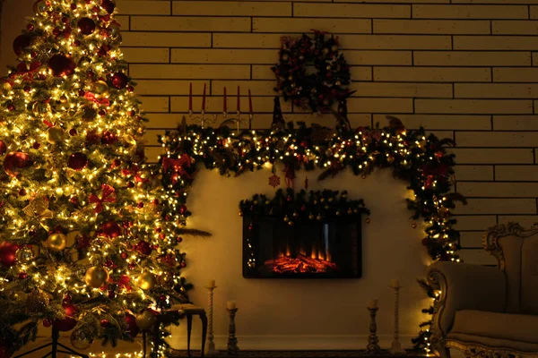 Unscharfes Foto eines Weihnachtsbaums mit Weihnachtsbeleuchtung und Kamin. — Stockfoto