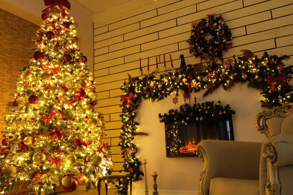 圣诞树上挂着圣诞装饰灯和壁炉的模糊照片. — 图库照片
