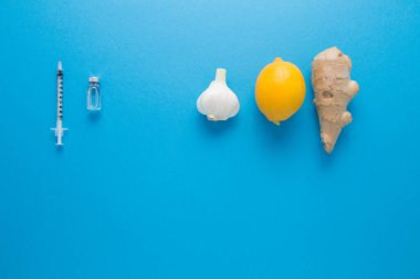 Mavi arka planda limonlu sarımsaklı zencefil. Vücutları hastalıklara karşı doğal savunma. Doğal ilaçlar ya da farmakoloji alma seçimi..