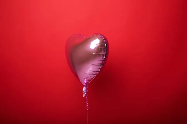 Coração de balão em um fundo vermelho isolado. — Fotografia de Stock