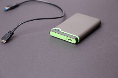 Siyah izole edilmiş arka plandaki sabit disk..