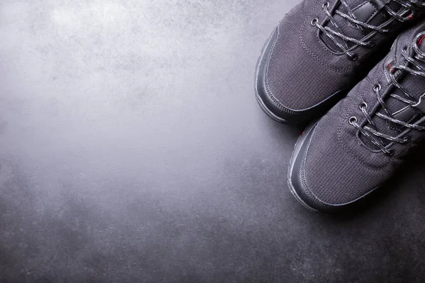 Zapatillas negras para hombre primer plano sobre un fondo negro aislado . — Foto de Stock