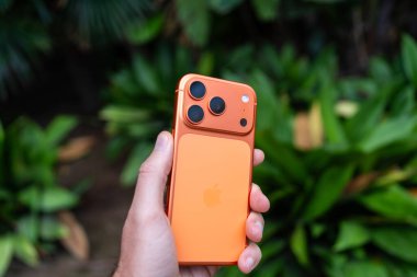 Tarragona, İspanya - 26 Ekim 2025: iPhone 17 Pro in Space Orange 'ın yakın çekimi.