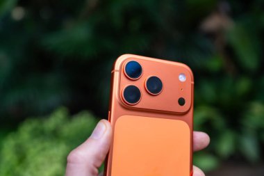 Tarragona, İspanya - 26 Ekim 2025: iPhone 17 Pro in Space Orange 'ın yakın çekimi.