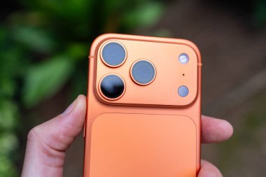 Tarragona, İspanya - 26 Ekim 2025: iPhone 17 Pro in Space Orange 'ın yakın çekimi.