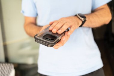 Cep telefonu için şok geçirmez koruyucu çanta.