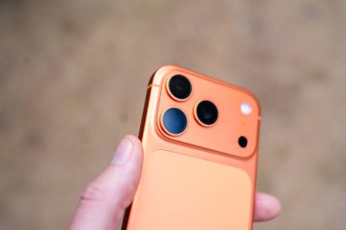 Tarragona, İspanya - 26 Ekim 2025: iPhone 17 Pro in Space Orange 'ın yakın çekimi.