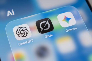 Kyiv, Ukrayna - 1 Ocak 2026: Akıllı telefon ekranında Grock Gemini ve ChatGPT logoları
