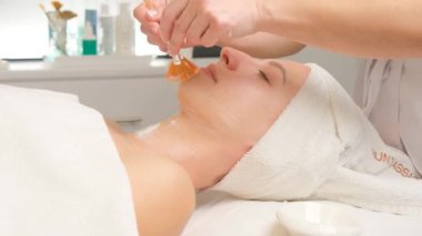 Tazeleyici bir cilt bakımı için uzman teknikleriyle rahatlatıcı ve canlandırıcı bir yüz tedavisinin tadını çıkarın.