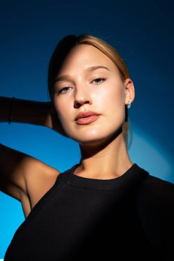 Stüdyoda güzel bir gölgesi olan bir kızın güzel portresi..