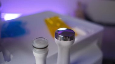 Modern bir kaplıcada ya da estetik tıp kliniğinde yüz bakımı için profesyonel kozmetoloji araçları. Cilt bakımı işlemleri için aygıtlar