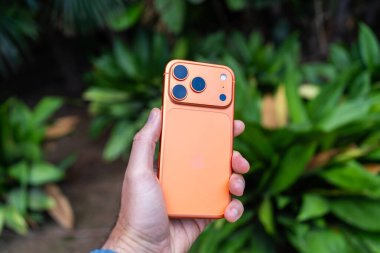 Tarragona, İspanya - 26 Ekim 2025: iPhone 17 Pro in Space Orange 'ın yakın çekimi.