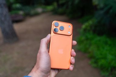 Tarragona, İspanya - 26 Ekim 2025: iPhone 17 Pro in Space Orange 'ın yakın çekimi.