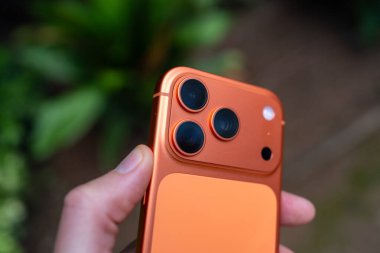 Tarragona, İspanya - 26 Ekim 2025: iPhone 17 Pro in Space Orange 'ın yakın çekimi.