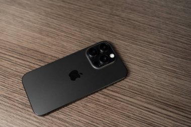 Kiev, Ukrayna - 18 Mayıs 2025: Apple iphone 16 pro black titanium