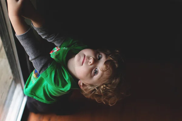 Schattig jongetje met krullend haar — Stockfoto