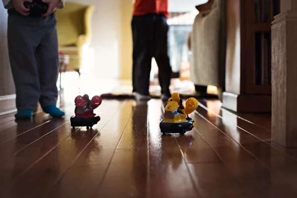 Piccoli ragazzi che giocano con i giocattoli — Foto Stock