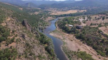 Arda Nehri 'nin havadan görünüşü ve uzaktan görünen bir köprüsü var.