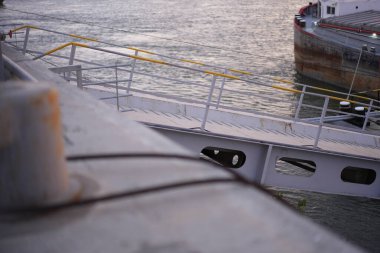 Tuna Nehri 'nde bir gemi.