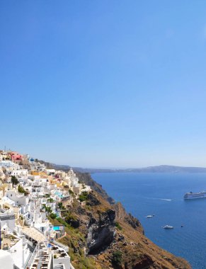 Kayalıklar ve Deniz, Santorini Adası manzarası, Yunanistan. Santorini binalarının ve Ege Denizi kıyısının manzarası.