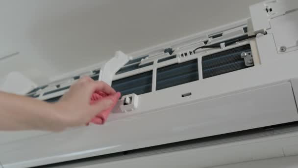 Close-up of a womans hand wiping dust from a household air conditioner with a napkin — Stock Footage Close-up of a womans hand wiping dust from a household air conditioner with a napkin Video Clip