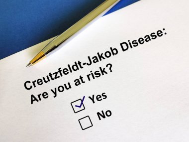 Bir kişi soruya cevap veriyor. Creutzfeldt-Jakob Hastalığı riski ile ilgili soruyu cevaplıyor..