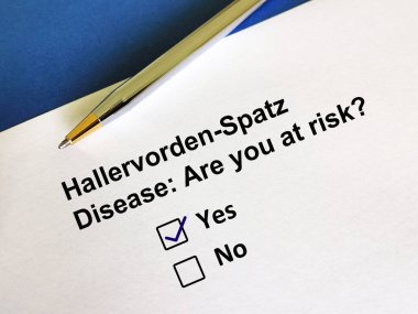 Bir kişi soruya cevap veriyor. Bu kişi Hallervorden-Spatz hastalığı riski ile ilgili soruları cevaplıyor..