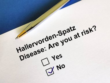 Bir kişi soruya cevap veriyor. Bu kişi Hallervorden-Spatz hastalığı riski ile ilgili soruları cevaplıyor..