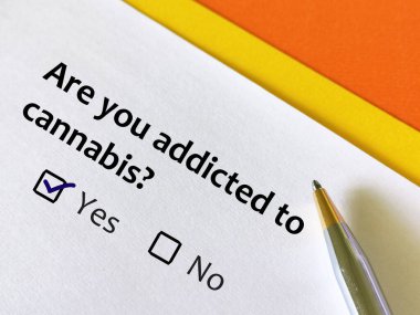 Bir kişi esrar bağımlılığı ile ilgili soruya cevap veriyor. Esrar bağımlısı olup olmadığını düşünüyor..