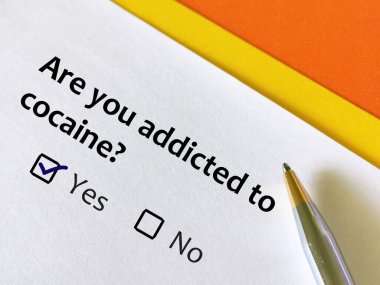 Bir kişi kokain bağımlılığıyla ilgili soruya cevap veriyor. Kokain bağımlısı olup olmadığını düşünüyor..