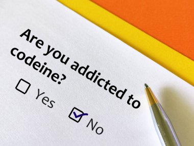 Bir kişi kodein bağımlılığı ile ilgili soruya cevap veriyor. Kodein bağımlısı olup olmadığını düşünüyor..