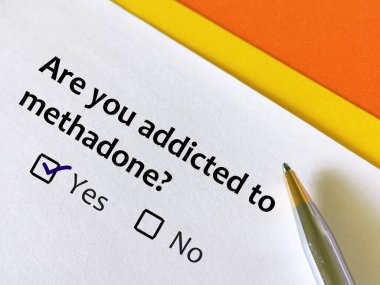 Bir kişi metadon hakkındaki soruya cevap veriyor. İnsan metadon bağımlısı olup olmadığını düşünüyor..