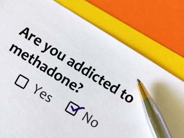 Bir kişi metadon hakkındaki soruya cevap veriyor. İnsan metadon bağımlısı olup olmadığını düşünüyor..