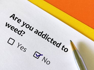 Bir kişi bağımlılıkla ilgili soruya cevap veriyor. Ot bağımlısı olup olmadığını düşünüyor..