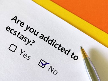 Bir kişi bağımlılıkla ilgili soruya cevap veriyor. İnsan ecstasy bağımlısı olup olmadığını düşünüyor..