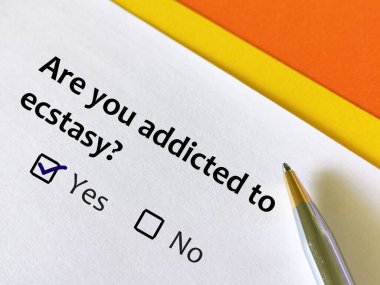 Bir kişi bağımlılıkla ilgili soruya cevap veriyor. İnsan ecstasy bağımlısı olup olmadığını düşünüyor..