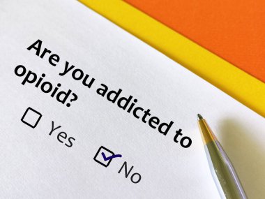 Bir kişi opioid bağımlılığı ile ilgili soruya cevap veriyor. Opioid bağımlısı olup olmadığını düşünüyor..