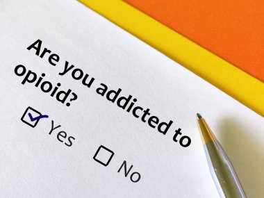 Bir kişi opioid bağımlılığı ile ilgili soruya cevap veriyor. Opioid bağımlısı olup olmadığını düşünüyor..