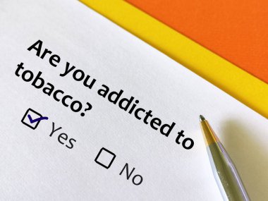 Bir kişi bağımlılıkla ilgili soruya cevap veriyor. Bu kişi tütün bağımlısı olup olmadığını düşünüyor..