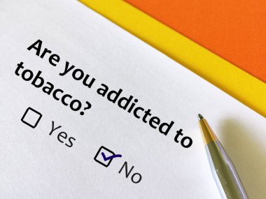 Bir kişi bağımlılıkla ilgili soruya cevap veriyor. Bu kişi tütün bağımlısı olup olmadığını düşünüyor..