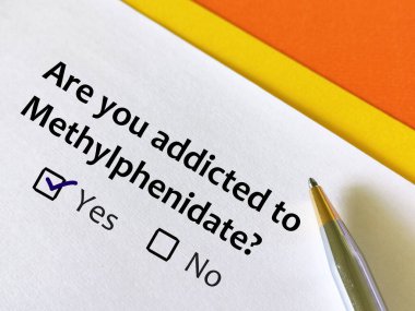Bir kişi metilfenidatla ilgili soruya cevap veriyor. İnsan, metilfenidat bağımlısı olup olmadığını düşünüyor..