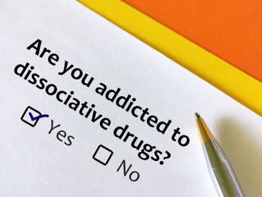 Bir kişi çözülmeli ilaçlarla ilgili soruya cevap veriyor..