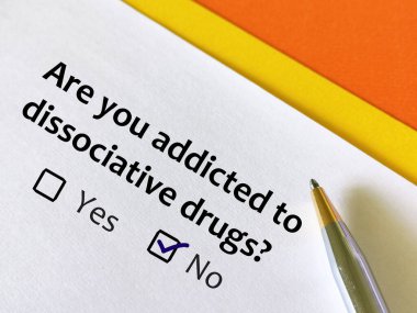 Bir kişi çözülmeli ilaçlarla ilgili soruya cevap veriyor..