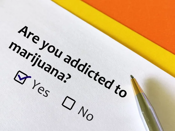 Person Svarar Frågor Marijuanamissbruk Personen Tänker Han Beroende Marijuana — Stockfoto